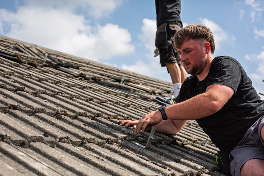 Fixing a roof hook to the rafter