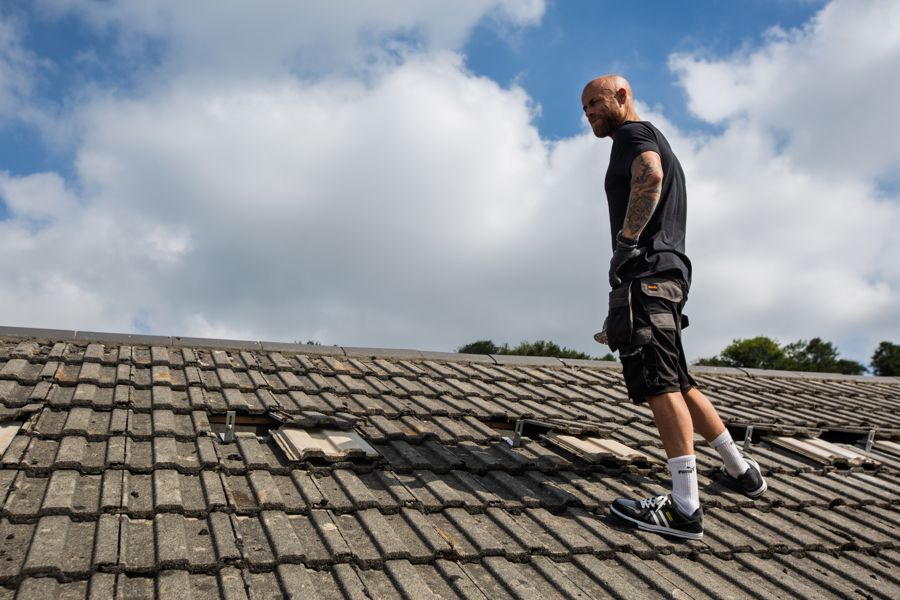 Installer walking the empty roof before work starts